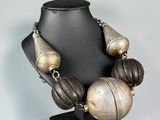 gros plan d'un collier sur un mannequin posé sur une table