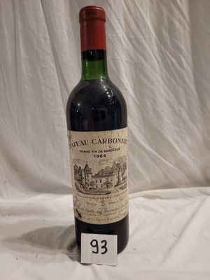 l'image d'une bouteille de vin posée sur une table