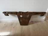 une vieille étagère en bois ornée d'un motif sculpté