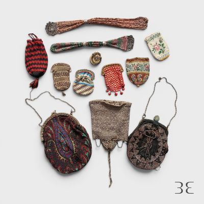 de nombreux sacs et sacs à main de toutes sortes posés sur une surface blanche