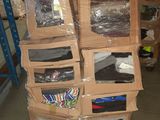 une pile de boîtes empilées les unes sur les autres