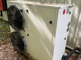 un vieux climatiseur posé à l'extérieur d'un immeuble