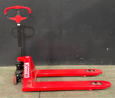 une photo d'un chariot élévateur rouge posé au sol