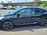 la photo d'une voiture noire garée dans un parking