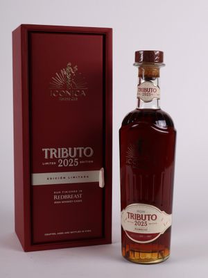une bouteille de whisky devant une boîte rouge