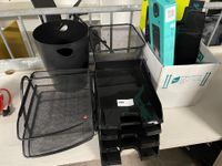 Un lot de fournitures de bureau (poubelles, rangements, un t…