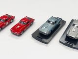 quatre petites voitures posées sur une table