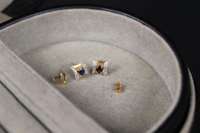 une paire de boucles d'oreilles dans une boîte posée sur une table