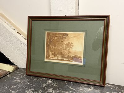 une photo d'une photo posée sur une table à côté d'un livre