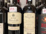 des bouteilles de vin sont alignées sur une étagère dans un magasin