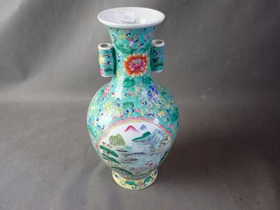 un vase posé sur une table à fond gris