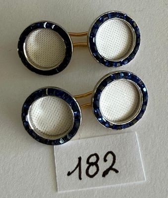 trois paires de boutons de manchette en émail bleu et blanc posés sur un tissu blanc