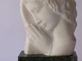 statue en marbre représentant une femme les mains sur le visage