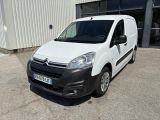la camionnette blanche est garée devant un bâtiment