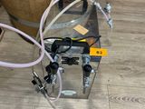 une photo d'un distributeur de vin posé sur un parquet