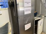 un réfrigérateur dans la cuisine, avec une affiche sur la porte