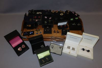 beaucoup de bijoux posés ensemble sur une table