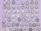 une image représentant un tas de pièces d'argent sur fond violet