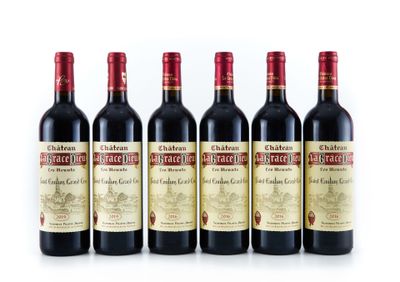 six bouteilles de vin rouge alignées