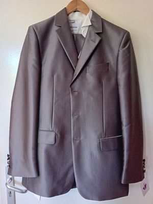 costume 3 piéces (pantalon, chemise et veste )du magasin poi…