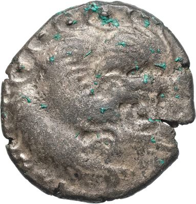 une ancienne pièce d'argent présentant des taches vertes