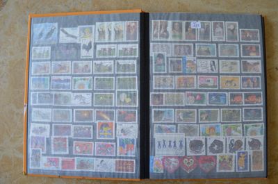 une photo d'un livre sur lequel figurent de nombreux timbres