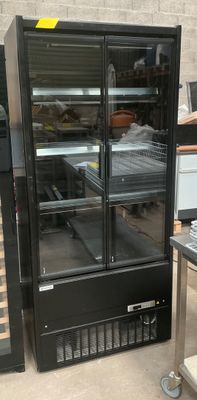 une photo d'un réfrigérateur exposé dans un magasin