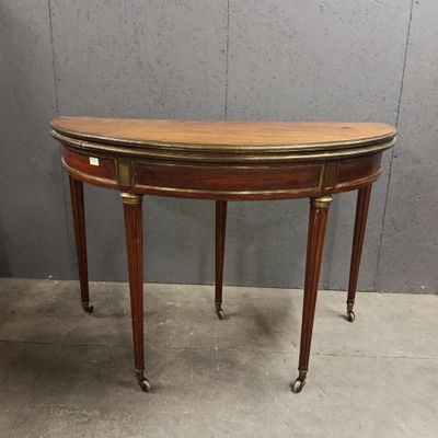 Table à jeu demi-lune de style Louis XVI.