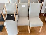 de nombreuses chaises alignées sur le sol