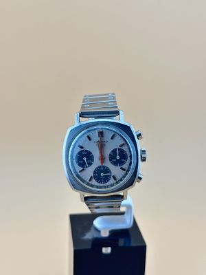 gros plan d'une montre sur un support posé sur une table