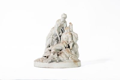une statue représentant un homme et une femme sur un rocher
