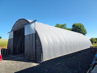 une femme debout devant une grande structure métallique