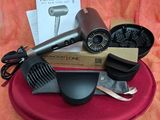 un sèche-cheveux, un peigne et d'autres objets posés sur une table