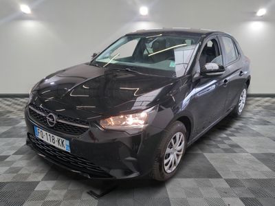 la photo d'une voiture noire sur un sol en damier