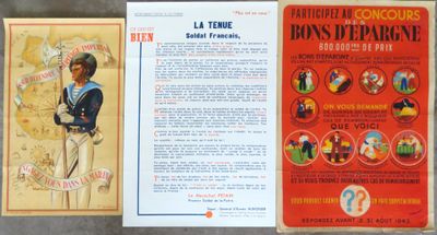 deux livres sont posés l'un à côté de l'autre sur une table