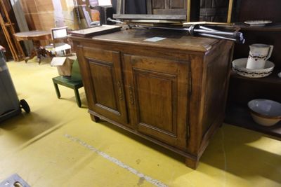 un téléviseur posé sur un meuble en bois dans une pièce