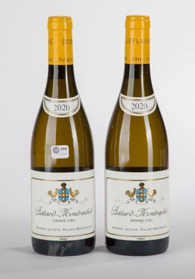 deux bouteilles de vin blanc posées l'une à côté de l'autre sur une table