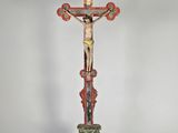 un vieux crucifix en bois surmonté d'une croix
