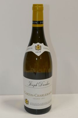 une bouteille de vin posée sur une table