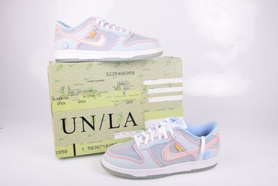 une paire de chaussures avec sa boîte et son ticket de caisse sur fond blanc