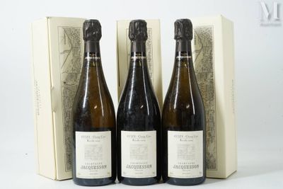 trois bouteilles de vin posées devant une boîte de vin