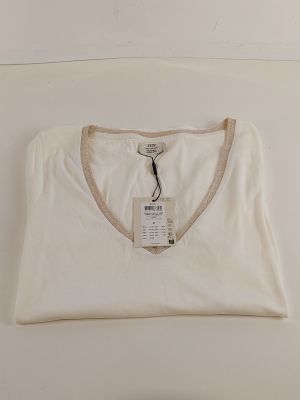 un t-shirt blanc avec des bordures marron et une étiquette dessus
