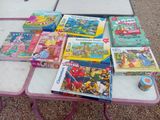 de nombreux livres pour enfants posés sur une table, avec un cupcake