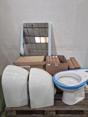 des toilettes blanches posées sur une palette, à côté de toilettes bleues et blanches