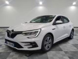 une voiture blanche est garée dans une pièce au sol à carreaux
