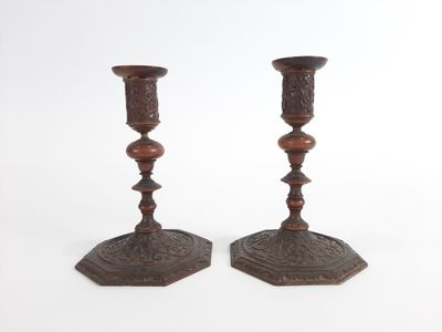 paire de bougeoirs anciens en laiton, ornés de motifs sculptés