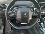 l'intérieur d'une voiture avec un volant et des commandes sur le tableau de bord