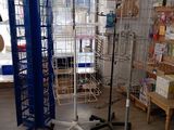 un magasin où les rayons regorgent d'articles