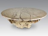 une table en marbre blanc sur laquelle se trouve un arbre