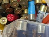 de nombreux types de cartouches de fusil de chasse dans un sac en plastique